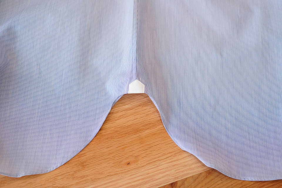 シャープなラインの裾の画像