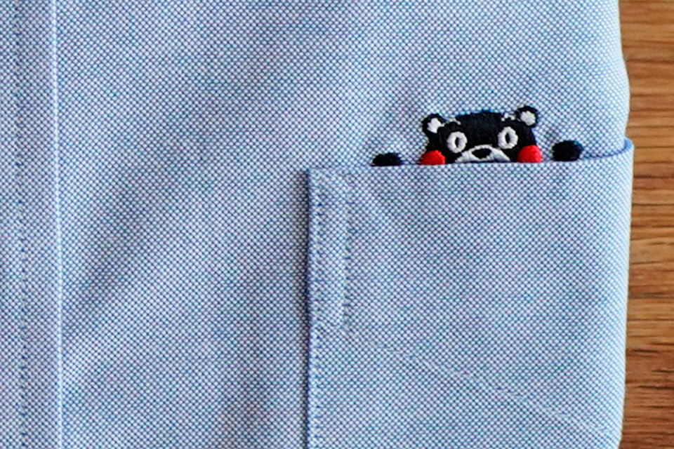 くまモンが胸元のポケットから顔を出す粋なデザインの「HITOYOSHI × くまモンシャツ」の画像