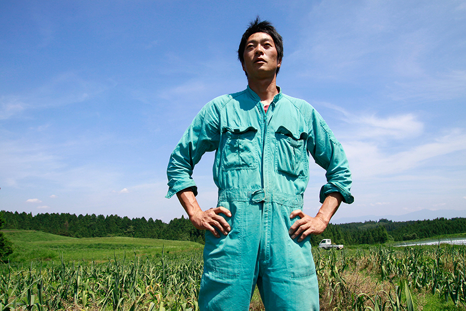 「おぐにんにく」を栽培する井 正恵さんの画像