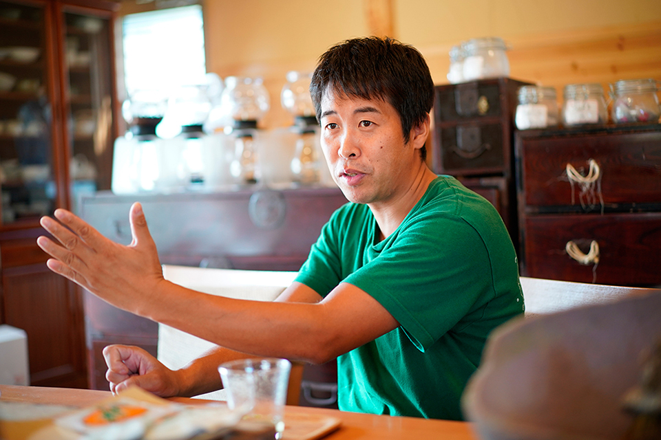 お茶への熱い思いを語る天野浩さんの画像